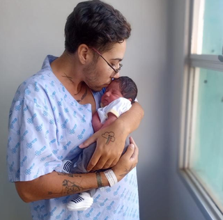 aio, um homem transexual, agora celebra a chegada do seu primeiro filho. (Foto: Arquivo Pessoal)