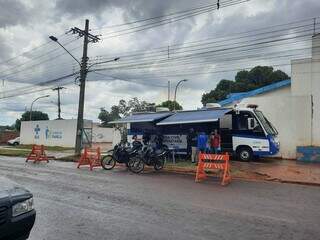 Base móvel é um ônibus, mas há 10 viaturas para deslocamento (Foto: Caroline Maldonado)