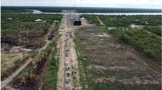 Ponte (em construção ao fundo) vai fazer a ligação entre Porto Murtinho e a cidade paraguaia de Carmelo Peralta. (Foto: João Garrigó)