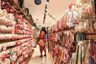 Mulher observa os produtos de loja na região central da Capital (Foto: Juliano Almeida)
