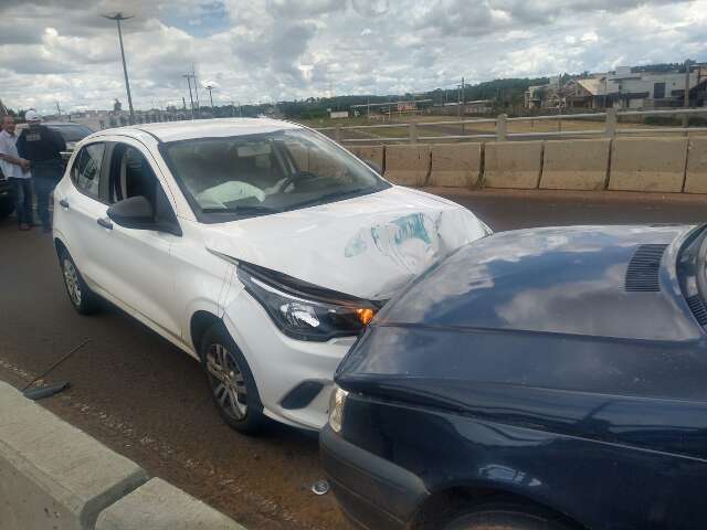 Carros batem de frente em viaduto e tr&acirc;nsito fica lento no Tiradentes