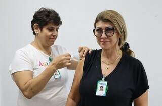 Servidora do Hospital Regional de MS toma vacina durante campanha (Foto: Divulgação)
