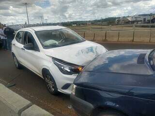 Fiat Argo e Fiat Uno colidiram frontalmente em cima do viaduto (Foto: Dayene Paz)