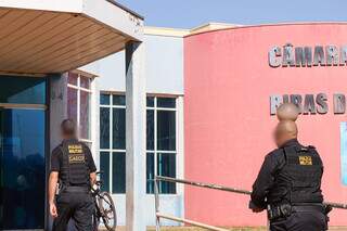 Agentes durante mandado de busca e apreensão no legislativo (Foto: Henrique Kawaminami)