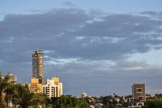 Céu de Campo Grande na manhã desta segunda-feira. (Foto: Henrique Kawaminami)