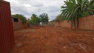 Moradores do Bosque da Saúde dizem que neste terreno havia uma casa construída (Foto: Ana Beatriz Rodrigues)