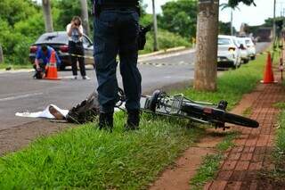 Bicicleta elétrica caída na calçada e vítima na avenida. (Foto: Paulo Francis)