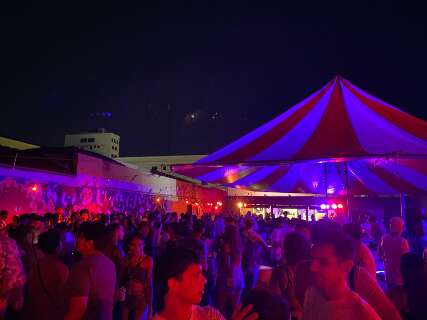 Bares entram no clima de Carnaval com camarote, DJs e drinks