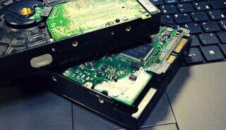 Dispositivos de computador com material criminoso foram apreendidos na operação (Foto: Divulgação)