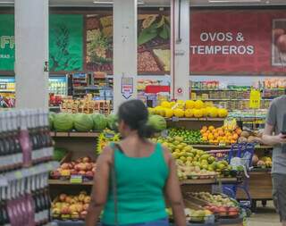 Consumidora indo ao setor de hortifrúti de supermercado de Campo Grande (Foto: Arquivo/Marcos Maluf)