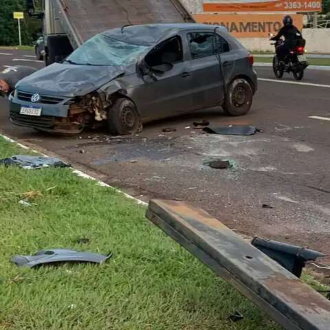 Motorista perde controle, arranca sem&aacute;foro e carro capota na Duque de Caxias