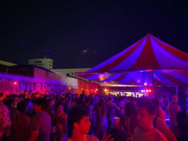Bares entram no clima de Carnaval com camarote, DJs e drinks