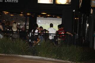 Bar de Campo Grande, aberto no período da noite, com transmissão ao vivo de jogo (Foto: Alex Machado)