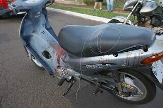 Moto Honda Biz ensanguentada após motociclista ser atiginda por linha de cerol na Capital, em março de 2022 (Foto: Arquivo/Paulo Francis)