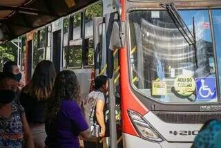 Passageiros entrando em ônibus em ponto na Avenida Afonso Pena (Foto: Arquivo/ Campo Grande News)