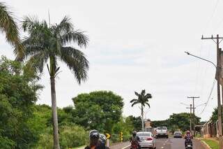 Céu de Campo Grande, na região central, amanheceu com nuvens carregadas (Foto: Henrique Kawaminami)