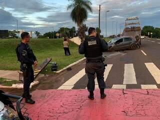 Carro e policiais militares no local do acidente. (Foto: Bruna Marques)