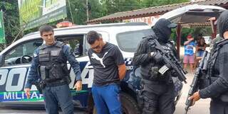 Caio no momento em que foi entregue à Polícia Militar de Corumbá (Foto: Ercel Puerto Quijarro | Diário Corumbaense)