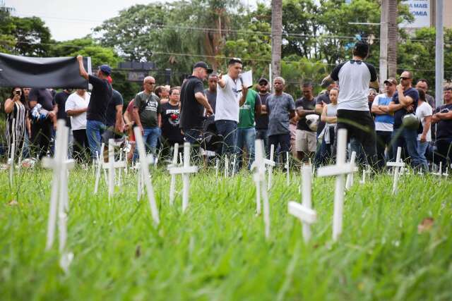 Servidores espalham cruzes em frente &agrave; prefeitura para protestar contra reforma