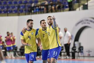 Jogadores da Seleção Brasileira comemorando vaga à semifinal (Foto: Conmebol)