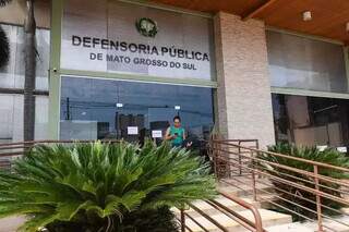 Fachada da Defensoria Pública na Rua Antônio Maria Coelho, em Campo Grande. (Foto: Arquivo/Henrique Kawaminami)