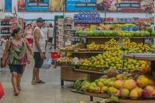 Clientes em área de hortifrúti de supermercado (Foto: Marcos Maluf/Arquivo)