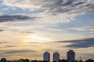 Céu de Campo Grande em imagem feita nesta terça-feira. (Foto: Henrique Kawaminami)