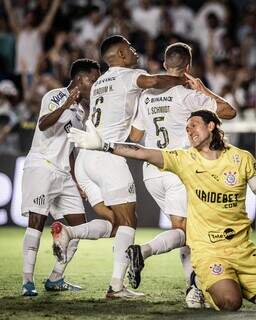 Jogadores do Santos comemorando gol da vitória no clássico (Foto: Divulgação/Santos) 