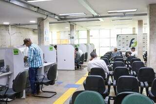 Pessoas no balcão de empregos da Funtrab em Campo Grande (Foto: Henrique Kawaminami)