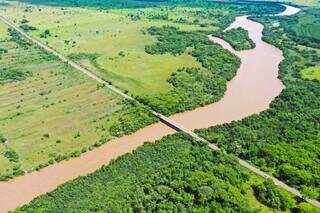 Imagem aérea do local onde o Projeto Sucuriú será implantado, na margem esquerda do rio (Foto: Divulgação)