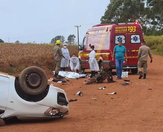 Local do acidente que matou motociclista e deixou carro tombado (Foto: Direto das Ruas)