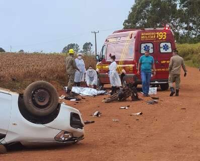 Motociclista bate em carro, tem perna arrancada e morre em estrada vicinal