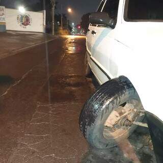 Roda de Fiat Uno é danificada após passar por buraco na Avenida Rodoviária (Foto: Direto das Ruas)
