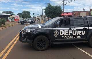 Viatura durante cumprimento de mandados em Campo Grande. (Foto: Divulgação)