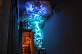Banheiro tem nuvem com espumas coloridas. (Foto: Juliano Almeida)