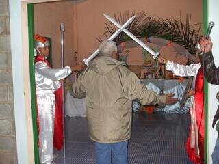 De branco e vermelho, os guardiães cuidam do altar de São João Batista (Foto: Arquivo familiar)