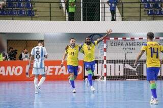 Pito e Arthur comemoram gol do Brasil contra a Argentina (Foto: Conmebol Copa America / Twitter)