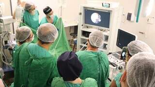 Equipe acompanha cirurgia feita com auxílio de câmera (Foto: Divulgação/HRMS)