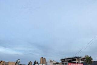 Céu de Campo Grande no início da manhã desta quarta-feira. (Foto: Henrique Kawaminami)