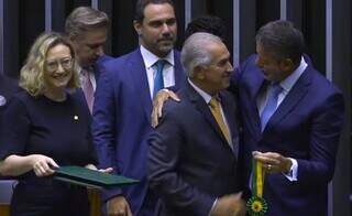 Reinaldo Azambuja (PSDB) recebeu medalha das mãos de Arthur Lira (PP) e diploma de menção honrosa de Maria do Rosário (PT) (Foto: TV Câmara/Reprodução)