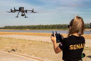 Agente da Senad opera drone usado em ações contra o narcotráfico (Foto: Divulgação)