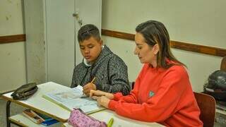 Estudante e profissional contratada como Assistente Educacional Inclusivo em escola municipal de Campo Grande. (Foto: Divulgação/PMCG)