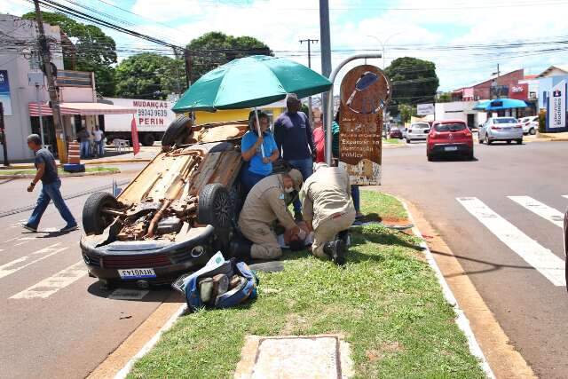 Carro com militar do Ex&eacute;rcito capota em cruzamento com sem&aacute;foro intermitente