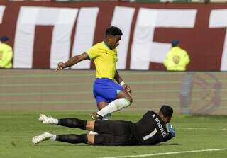 Atacante Endrick tentando driblar goleiro no Torneio Pré-Olímpico (Foto: Joilson Marconne/CBF)