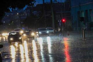 Motoristas ligaram o farol para melhorar a visibilidade e enfrentar a chuva no Centro de Campo Grande no final da tarde desta quarta-feira (7) (Foto: Juliano Almeida)