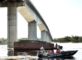 Em 2011, embarcação bateu em pilar da ponte no Rio Paraguai. (Foto: Divulgação)