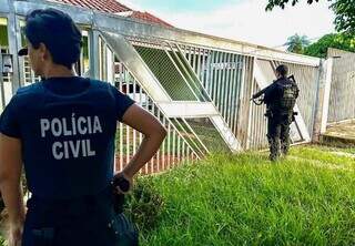 Policiais em endereço de alvo da operação policial (Foto: reprodução / Polícia Civil)
