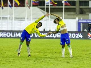 Endrick e Guilherme Biro comemorando gol da vitória sobre Venezuela (Foto: Joilson Marconne/CBF)