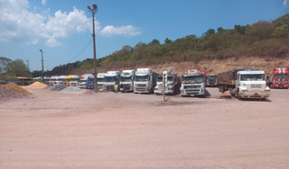 Pátio com 560 caminhões carregados aguardando no Porto Seco da Agesa, na fronteira com a Bolívia (Foto: Direto das Ruas)