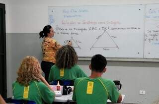 Alunos em sala de aula da Escola Estadual Neyder Suelly Costa Vieira, em Campo Grande (Foto: Bruno Rezende)